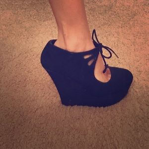 4.75 inch black wedges